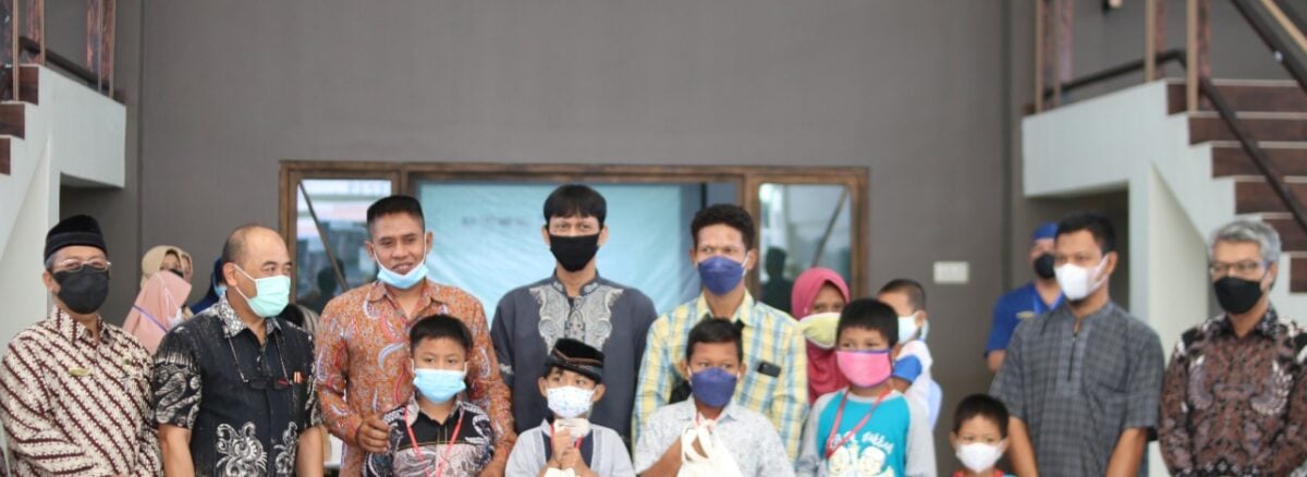Penyerahan Bingkisan Untuk Peserta Khitan